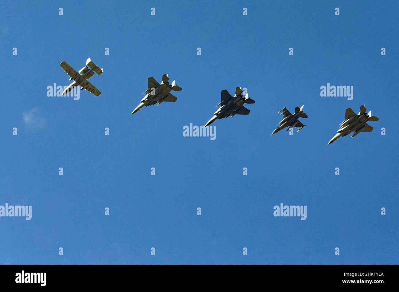 Les combattants du 40th Flight Test Squadron, 96th Test Wing, survolent l'AFB d'Eglin, FL, le 31 janvier 2022.Le FLTS 40 effectue des essais en vol de développement pour les avions de chasse de quatrième génération, y compris les Avions A-10, F-16 et F-15.(É.-U.Photo de la Force aérienne par le Sgt.Tristan McIntyre) Banque D'Images