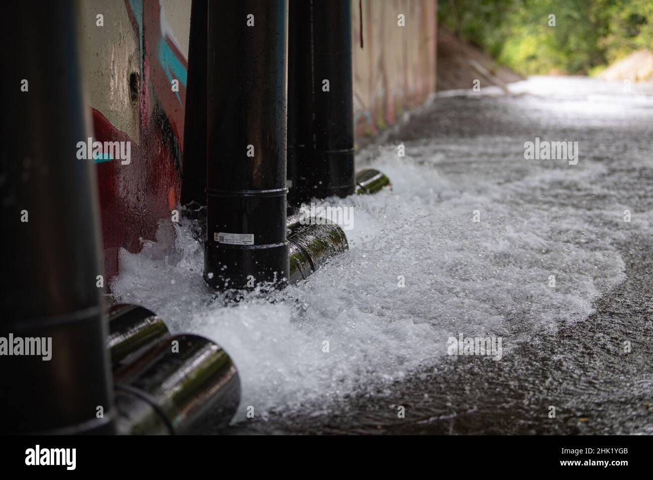 AIEA, Hawaï (janv31, 2022) – jusqu'à 3 500 gallons d'eau du puits de Red Hill sont déversés dans le ruisseau Halawa après avoir traversé une série de filtres à charbon actif (GAC).L'équipe du système interagences d'eau potable est une initiative conjointe dans laquelle la Marine des États-Unis travaille en étroite collaboration avec le ministère de la Santé d'Hawaï, l'Agence américaine pour la protection de l'environnement et l'Armée des États-Unis afin de restaurer l'eau potable salubre dans les communautés d'habitation de la base conjointe Pearl Harbor-Hickam par échantillonnage et rinçage.Pour plus d'informations, rendez-vous sur : www.navy.mil/jointbasewater.(É.-U.Navy photo par Mass Communic Banque D'Images