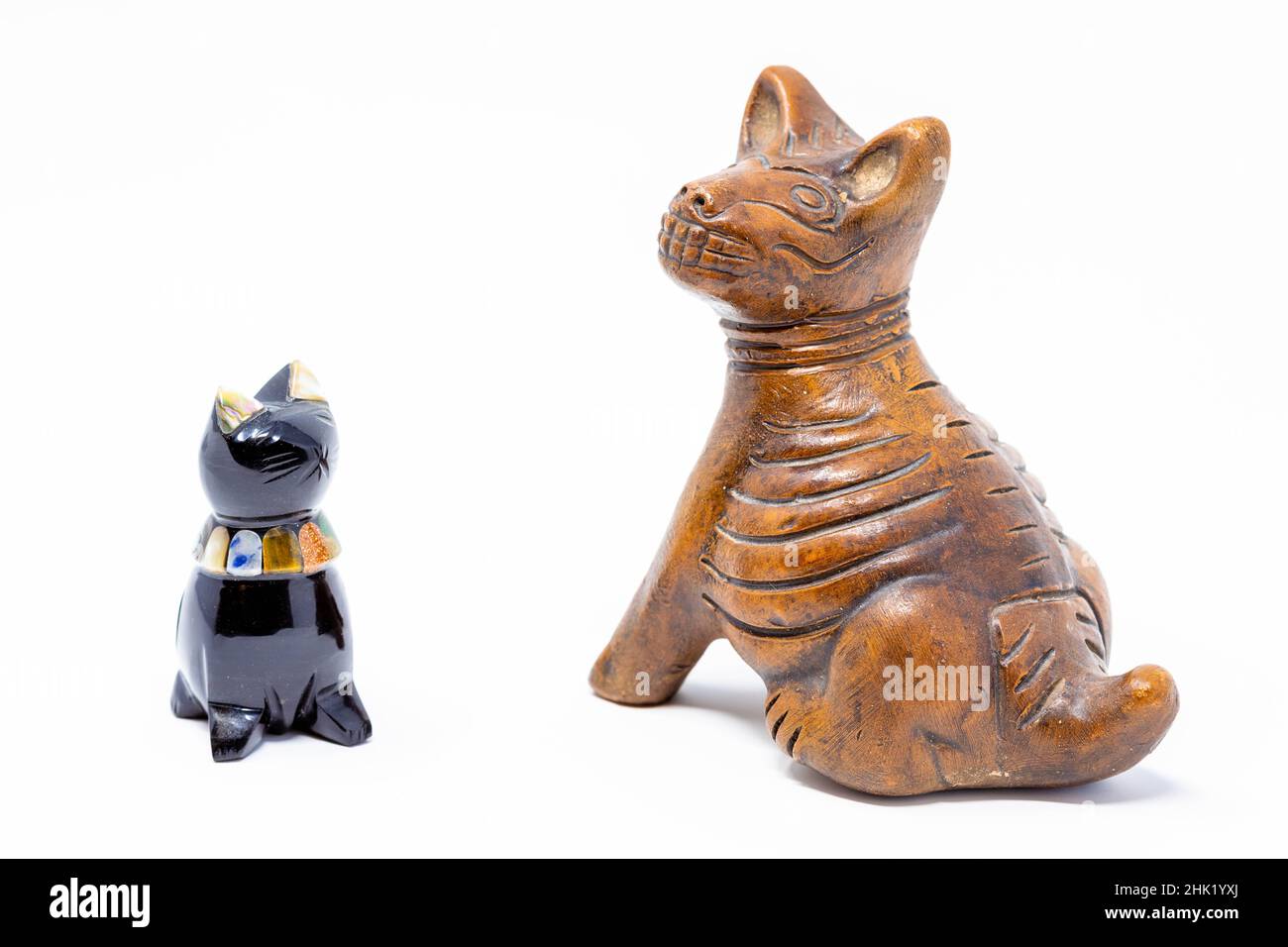 Des statues mexicaines traditionnelles de chats et de chiens artisanales ont été isolées Banque D'Images