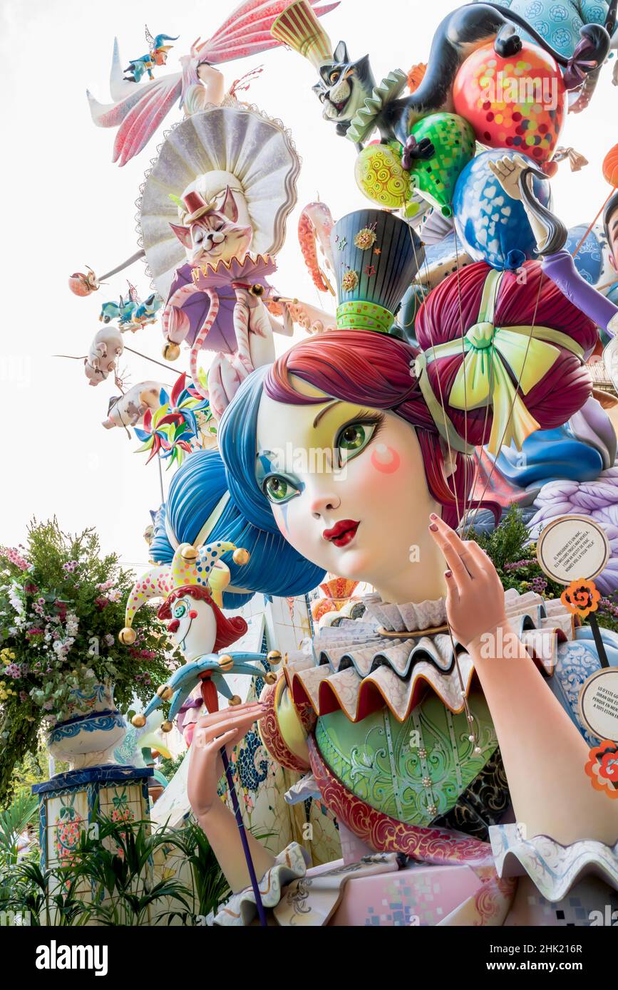 Valence, Espagne - 4 septembre 2021: Grande exposition de mache de papier de fille tenant des balons avec le thème "extravagance" pour le festival national Fallas, Banque D'Images