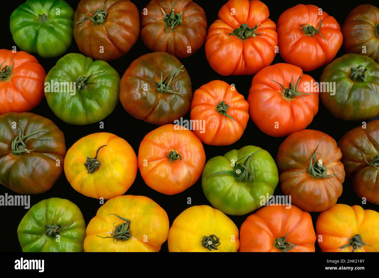 Un groupe coloré de tomates rouges, vertes et jaunes.Vue de dessus. Banque D'Images