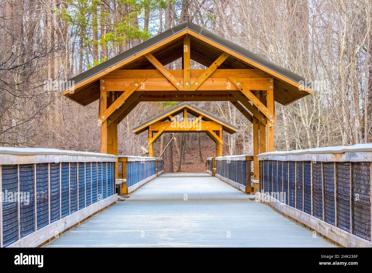 Une passerelle récemment rénovée traversant les zones humides du parc historique du comté de Yates Mill à Raleigh, en Caroline du Nord. Banque D'Images