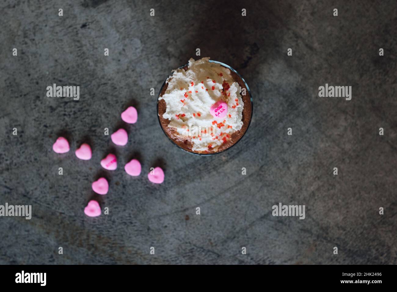 Vue en haut en bas de XO de la Saint Valentin boire du chocolat avec de la crème fouettée et des coeurs de conversation de bonbons Banque D'Images
