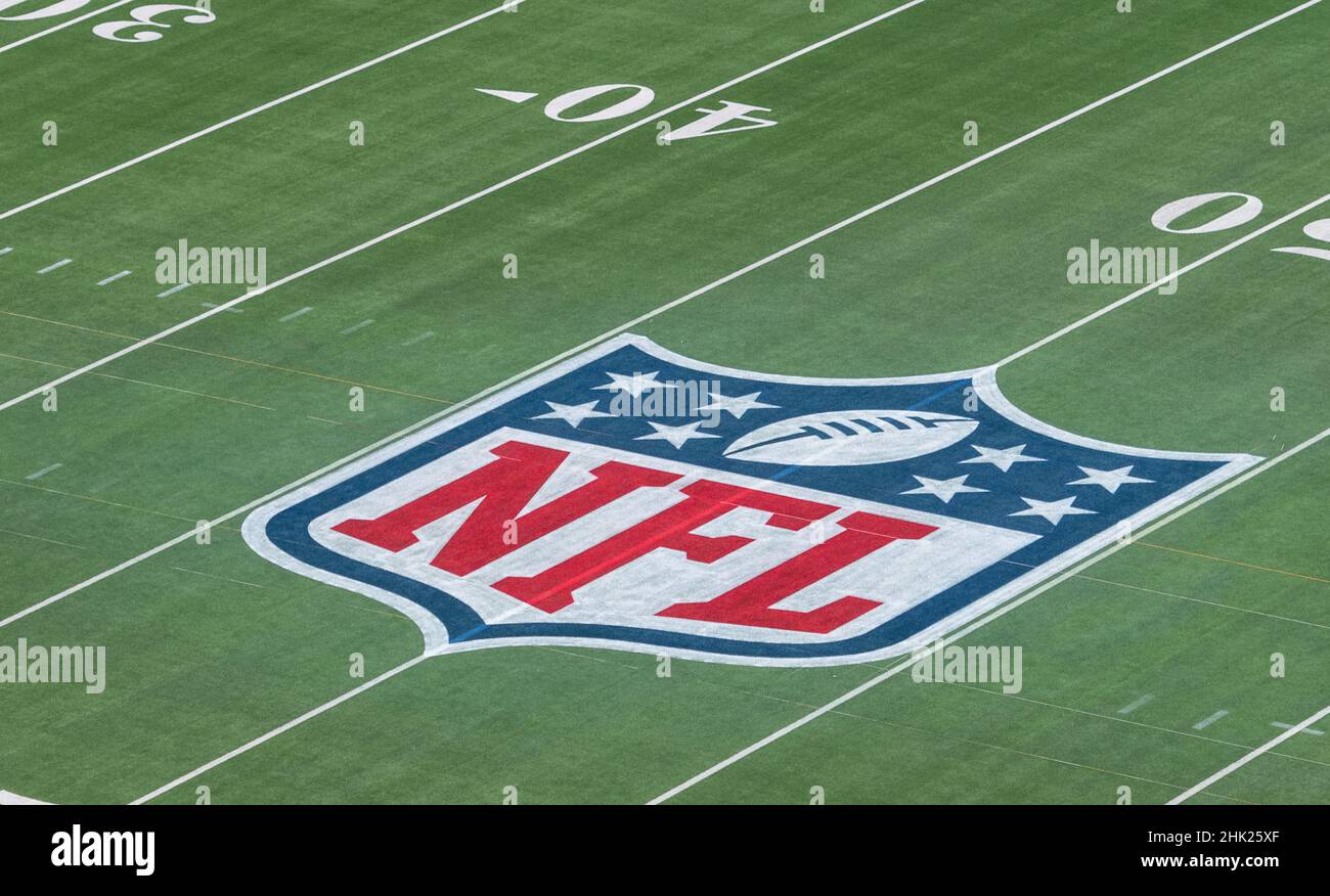 01 février 2022, États-Unis, Inglewood : le logo NFL est orné au milieu du terrain au stade SOFI.Les Rams de Los Angeles et les Bengals de Cincinnati se réuniront ici le 13 février 2022 (heure locale) dans le dernier match de 56th pour le Vince Lombardi Trophy.Les Bengals se rendent à Los Angeles cinq jours avant le Super Bowl.Comme l'agence de presse américaine AP l'a signalé mardi, l'équipe surprise des séries éliminatoires prévoit d'arriver dans la métropole de la côte ouest le 8 février et de se préparer pour le duel avec les Los Angeles Rams sur le terrain de l'Université de Californie (UCLA).Photo: Maximilian Haupt/dpa Banque D'Images