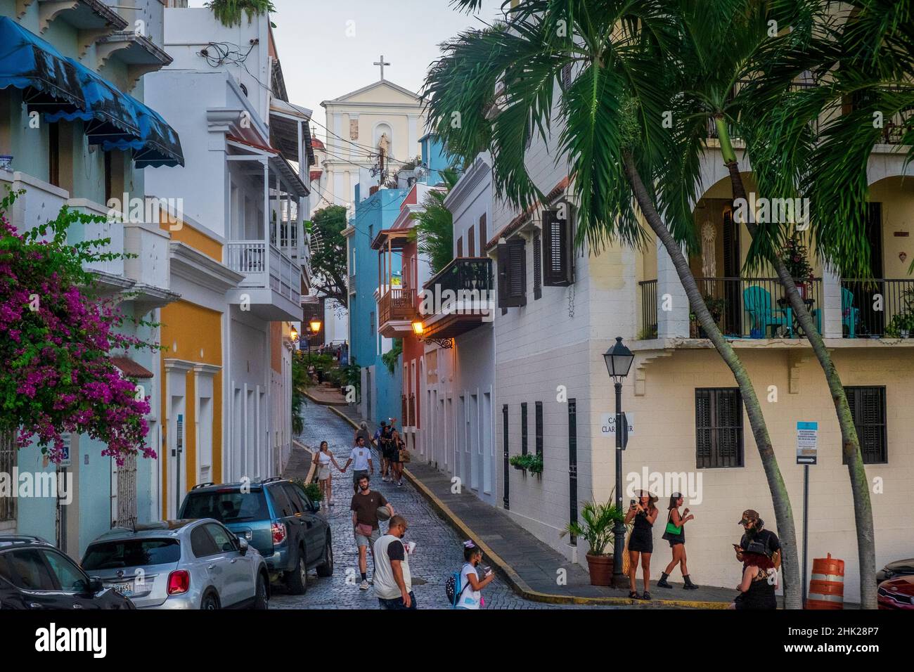 Les piétons marchent sur Caleta de las Monjas, San Juan, Porto Rico Banque D'Images