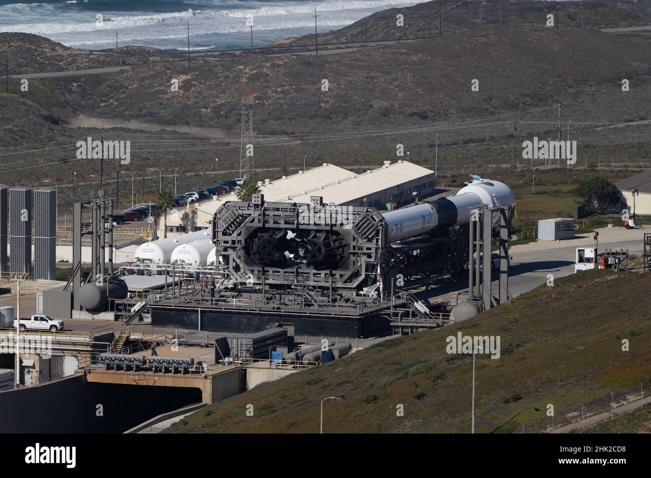 1er février 2022 ; Lompoc, Californie, États-Unis ; la fusée SpaceX repose à plat sur le transporter Erector quelques instants avant de se mettre en position de lancement pour la mission NROL-87. (Stan Szeto/image du sport) Banque D'Images