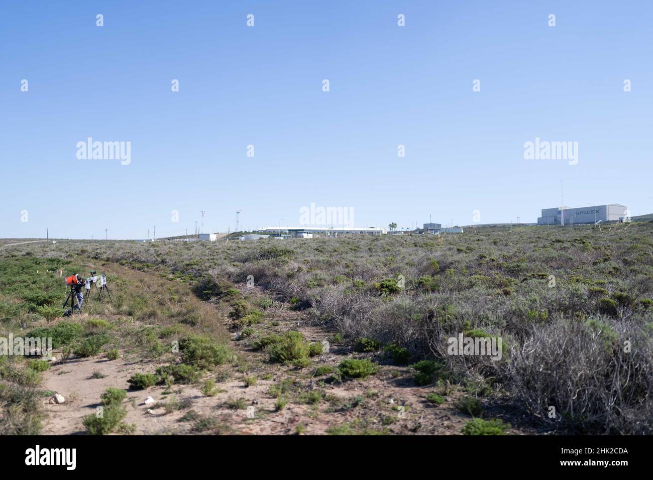 1er février 2022 ; Lompoc, Californie, États-Unis ; des caméras à distance sont placées à l'extrême gauche de la crête surplombant le Space Launch Complex 4 (SLC-4) à la base spatiale de Vandenberg lors de la mission NROL-87. (Stan Szeto/image du sport) Banque D'Images