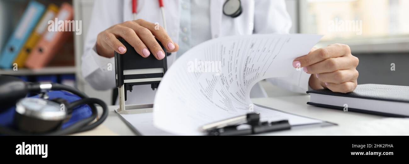 Le médecin appose un timbre sur les documents médicaux de plus près Banque D'Images