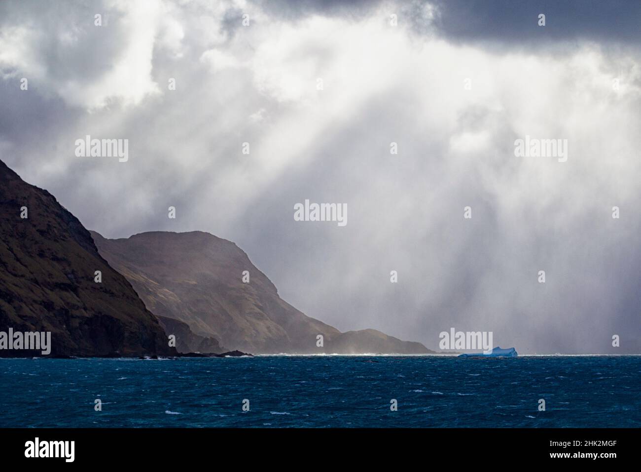 Océan Austral, Géorgie du Sud, King Edward Cove, Grytviken.Le soleil se brise à travers les nuages à King Edward point vers Grytviken. Banque D'Images
