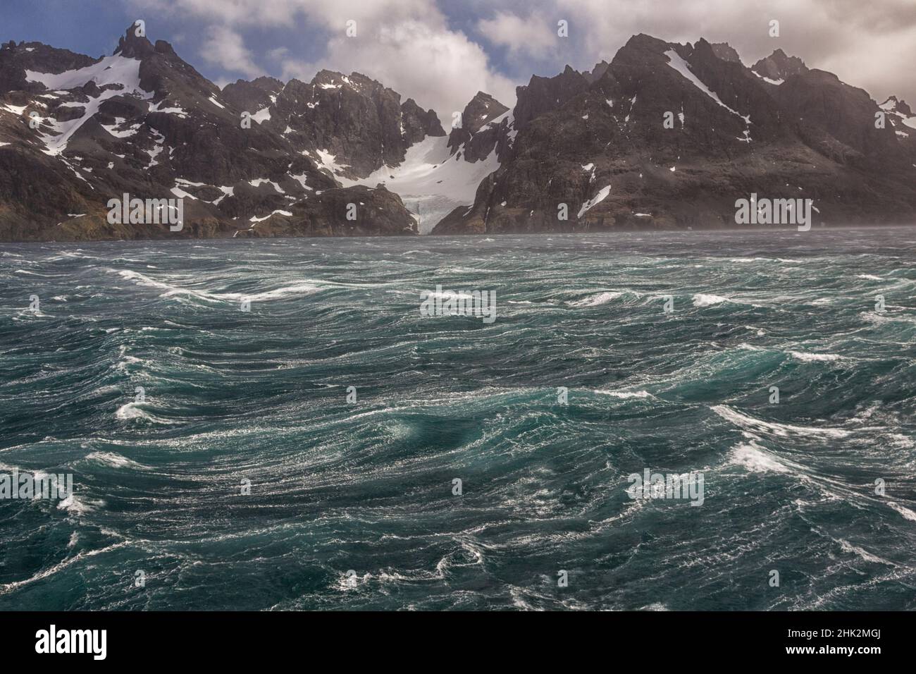 Océan Austral, Géorgie du Sud, fjord de Drygalski.Une tempête en Antarctique se déferle là où le vent aplatit les vagues dans cette zone protégée. Banque D'Images