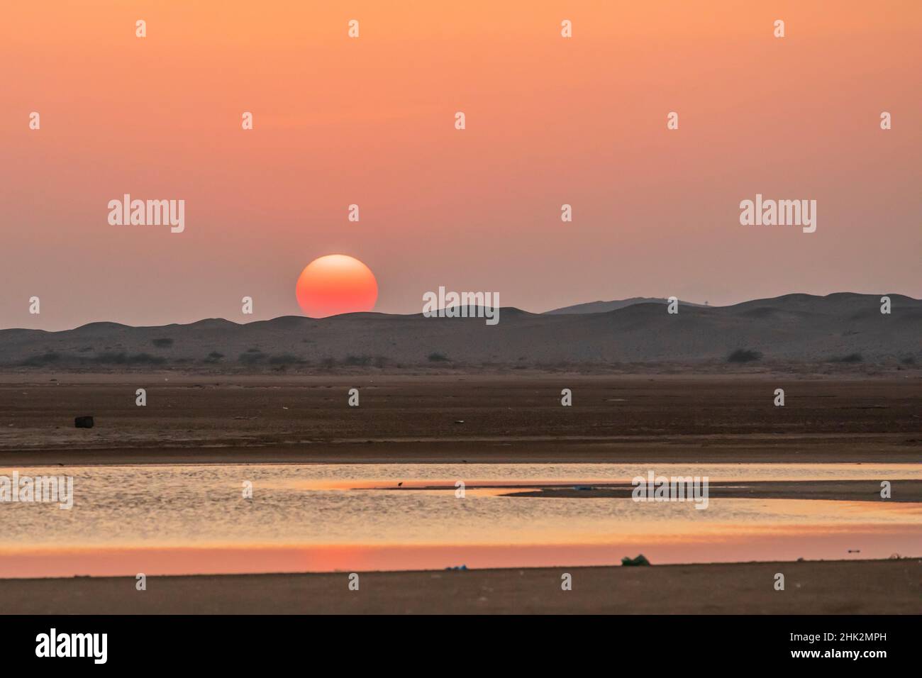 Moyen-Orient, Péninsule arabique, Ash Sharqiyah Sud, Jalan Bani Buali.Coucher de soleil sur les collines et les marais côtiers d'Oman. Banque D'Images