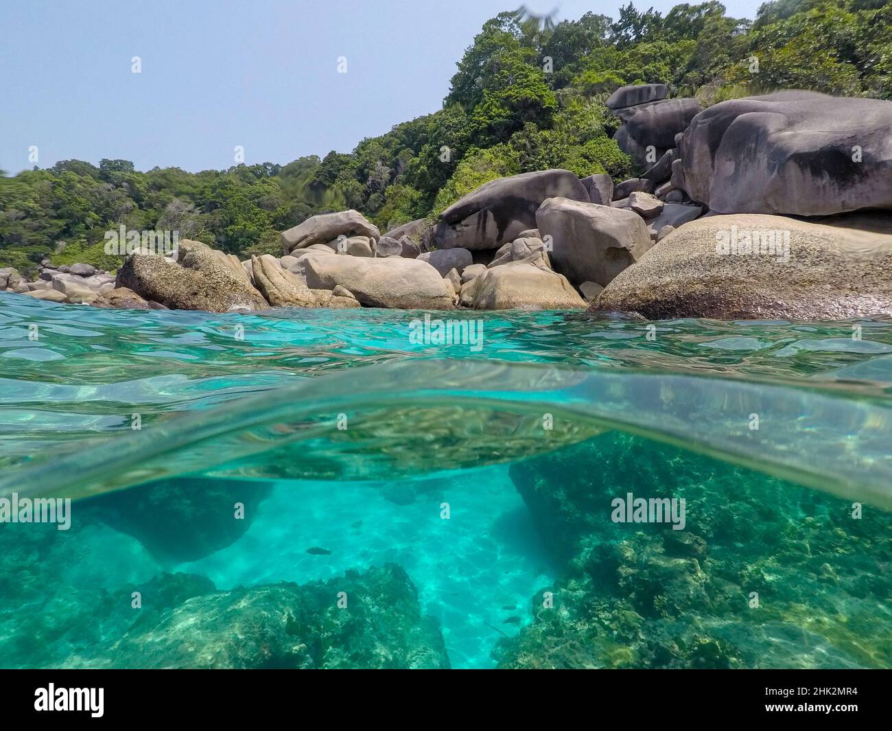L'eau claire et les rochers de l'île de Ko Miang. Banque D'Images