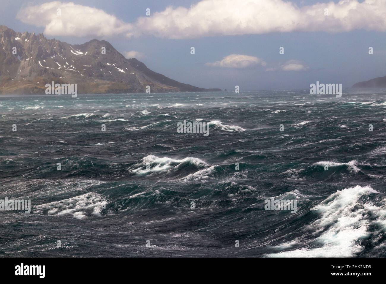 Océan Austral, Géorgie du Sud, fjord de Drygalski.Une tempête en Antarctique se déferle là où le vent aplatit les vagues dans cette zone protégée. Banque D'Images