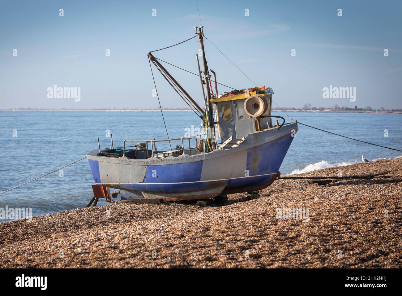Un bateau de pêche sur la plage de Fisherman's Beach, Hythe, Kent Banque D'Images