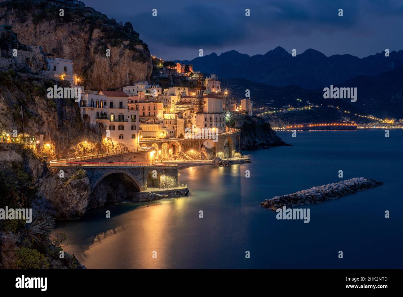 Europe, Italie, Atrani.Coucher de soleil sur la ville et la côte amalfitaine. Banque D'Images