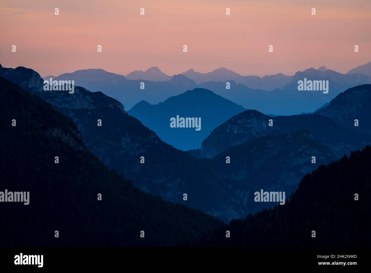 Europe, Italie, Friuli Venezia Giulia.La montagne de Monte Lussari au coucher du soleil. Banque D'Images
