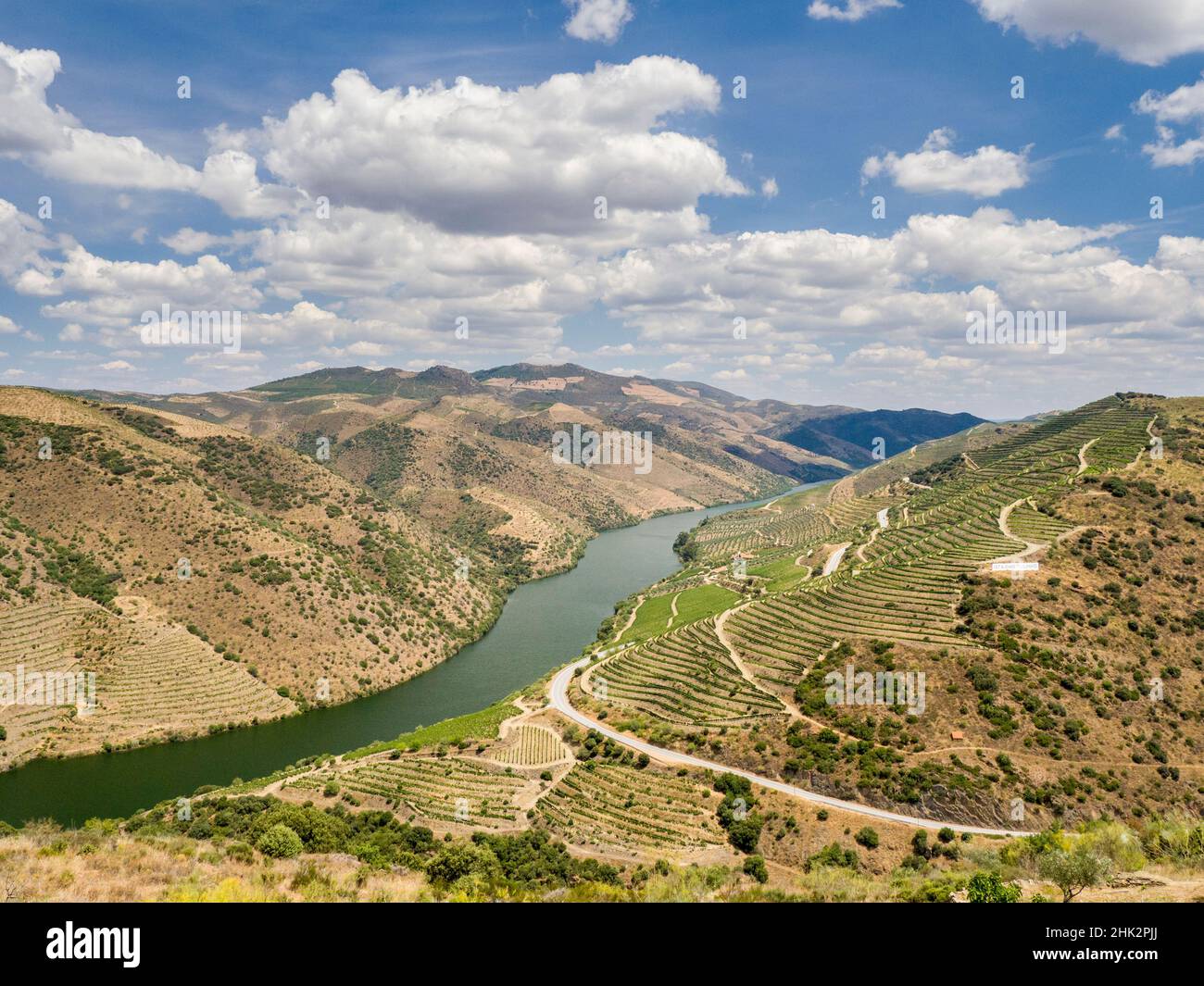 Portugal, Vallée du Douro.Fleuve Douro dans la région viticole du Portugal et vignobles sur les collines le long de la vallée du fleuve Douro. Banque D'Images