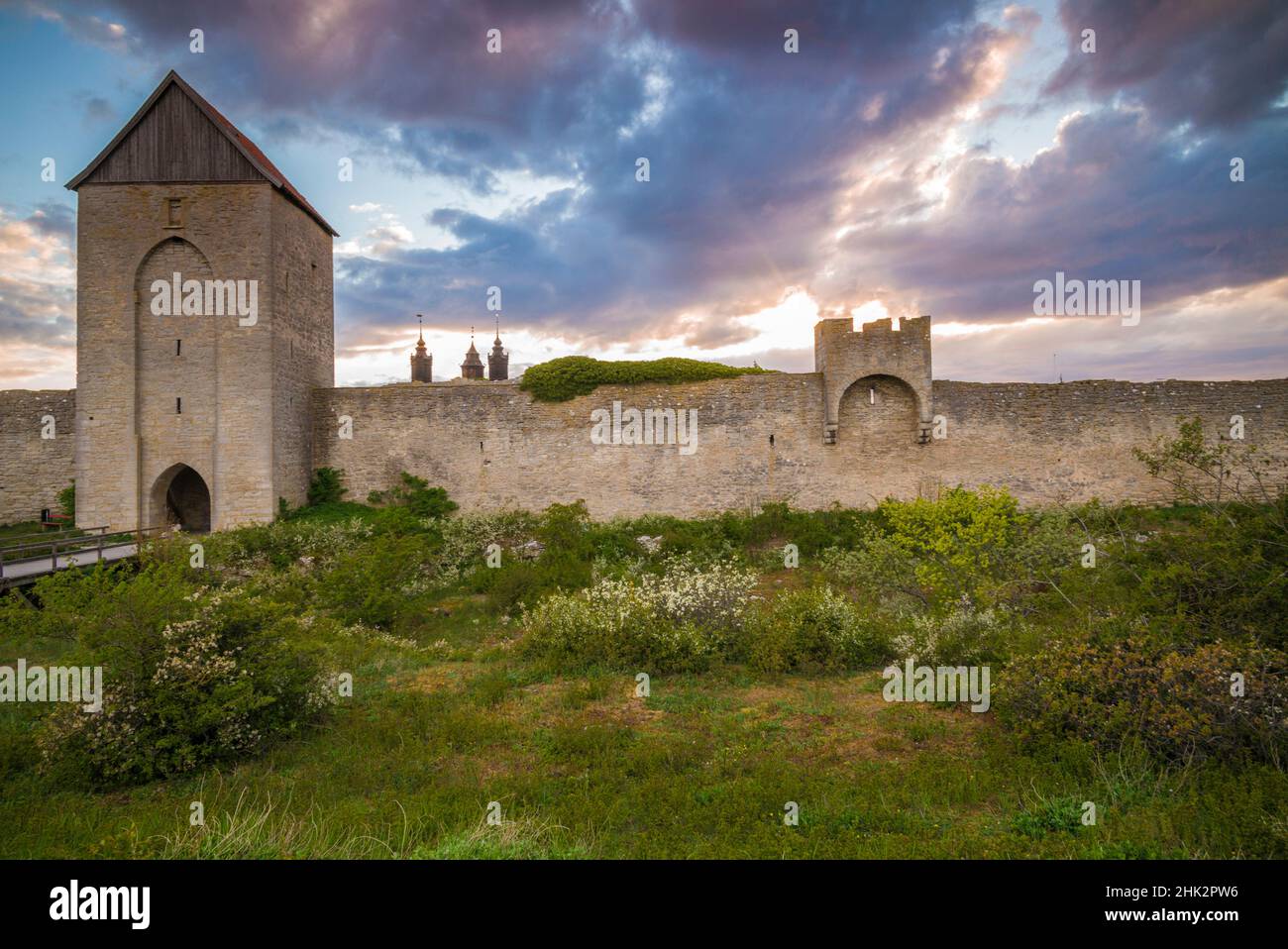 Suède, île Gotland, Visby, mur de la ville du 12th siècle, mur de la ville médiévale le plus complet en Europe, Tour Osterport, crépuscule Banque D'Images