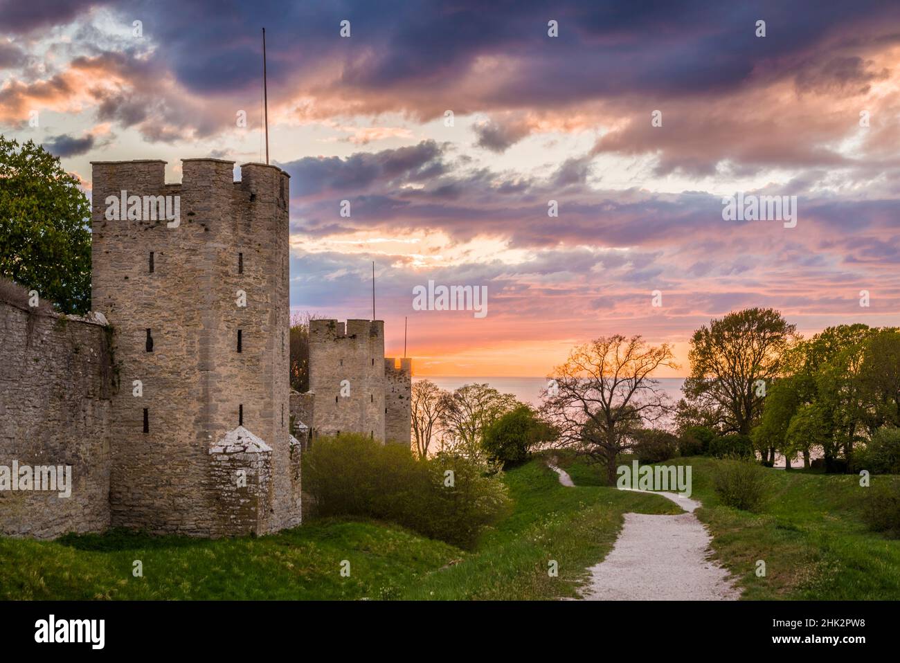 Suède, île de Gotland, Visby, mur de la ville du 12th siècle, mur de la ville médiévale le plus complet en Europe, coucher de soleil Banque D'Images
