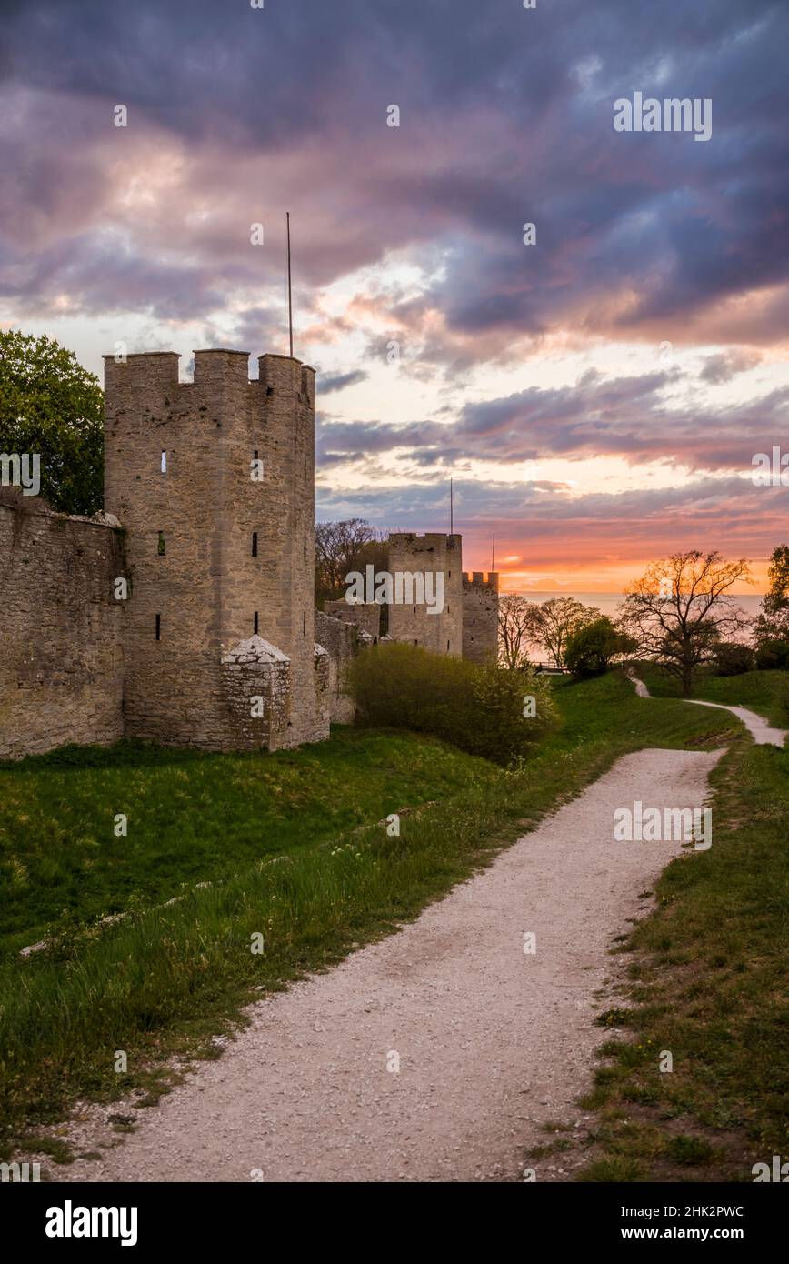 Suède, île de Gotland, Visby, mur de la ville du 12th siècle, mur de la ville médiévale le plus complet en Europe, coucher de soleil Banque D'Images