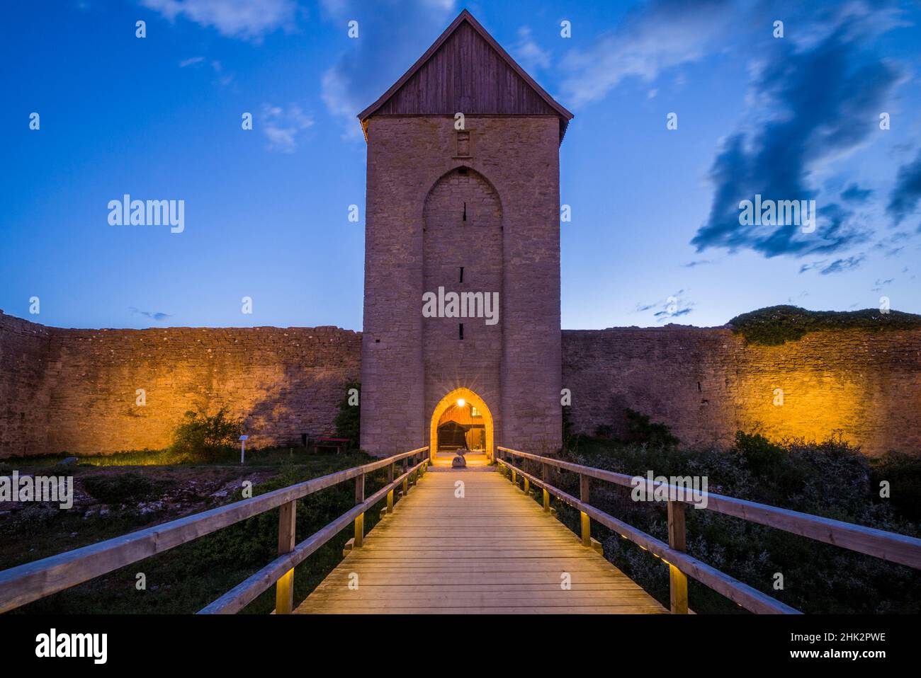 Suède, île Gotland, Visby, mur de la ville du 12th siècle, mur de la ville médiévale le plus complet en Europe, Tour Osterport, crépuscule Banque D'Images