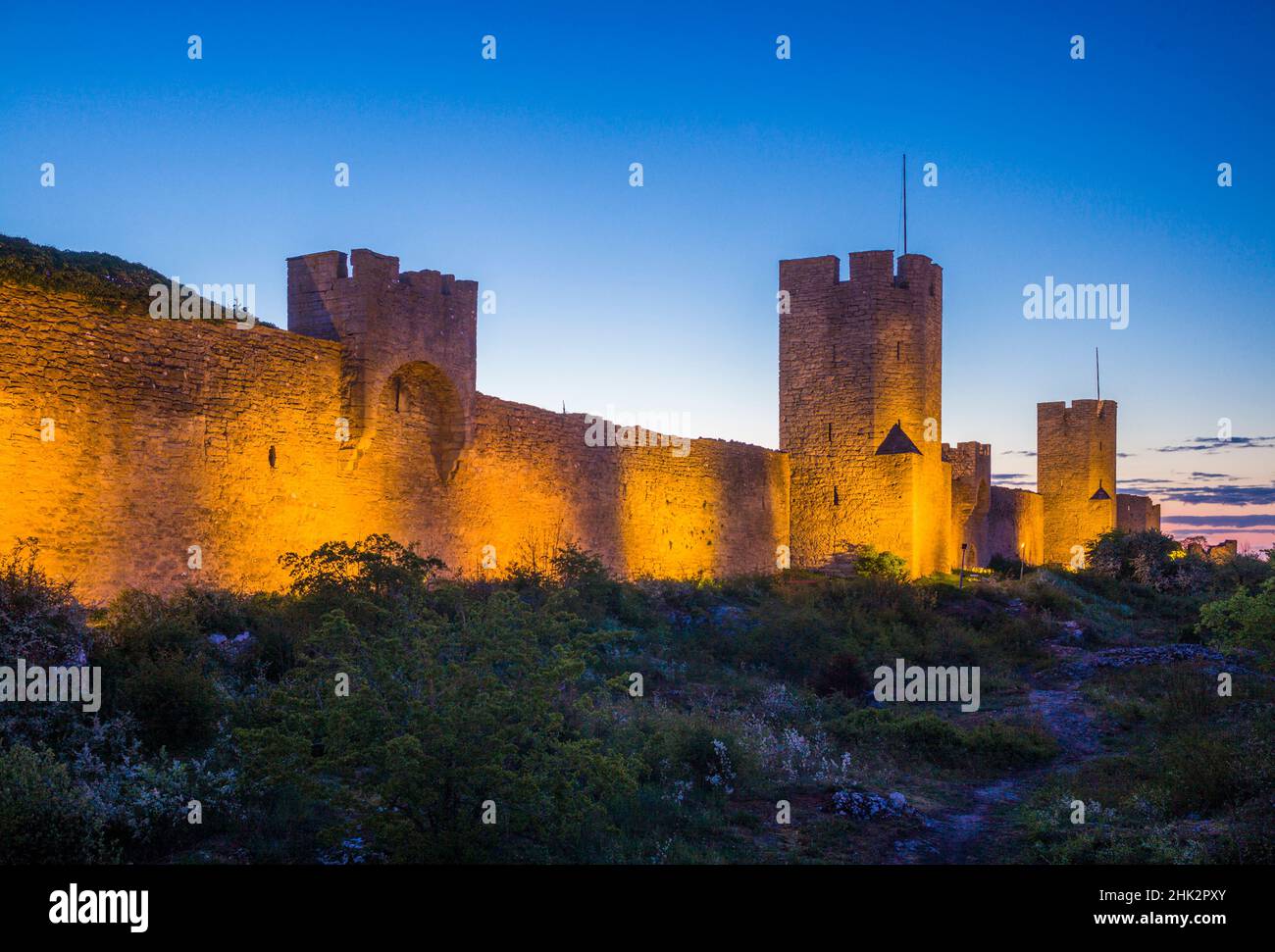 Suède, île Gotland, Visby, mur de la ville du 12th siècle, mur de la ville médiévale le plus complet en Europe, crépuscule Banque D'Images
