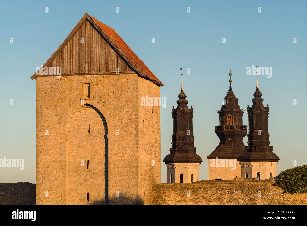Suède, île de Gotland, Visby, mur de la ville du 12th siècle, mur de la ville médiévale le plus complet en Europe, Tour d'Osterport, aube Banque D'Images