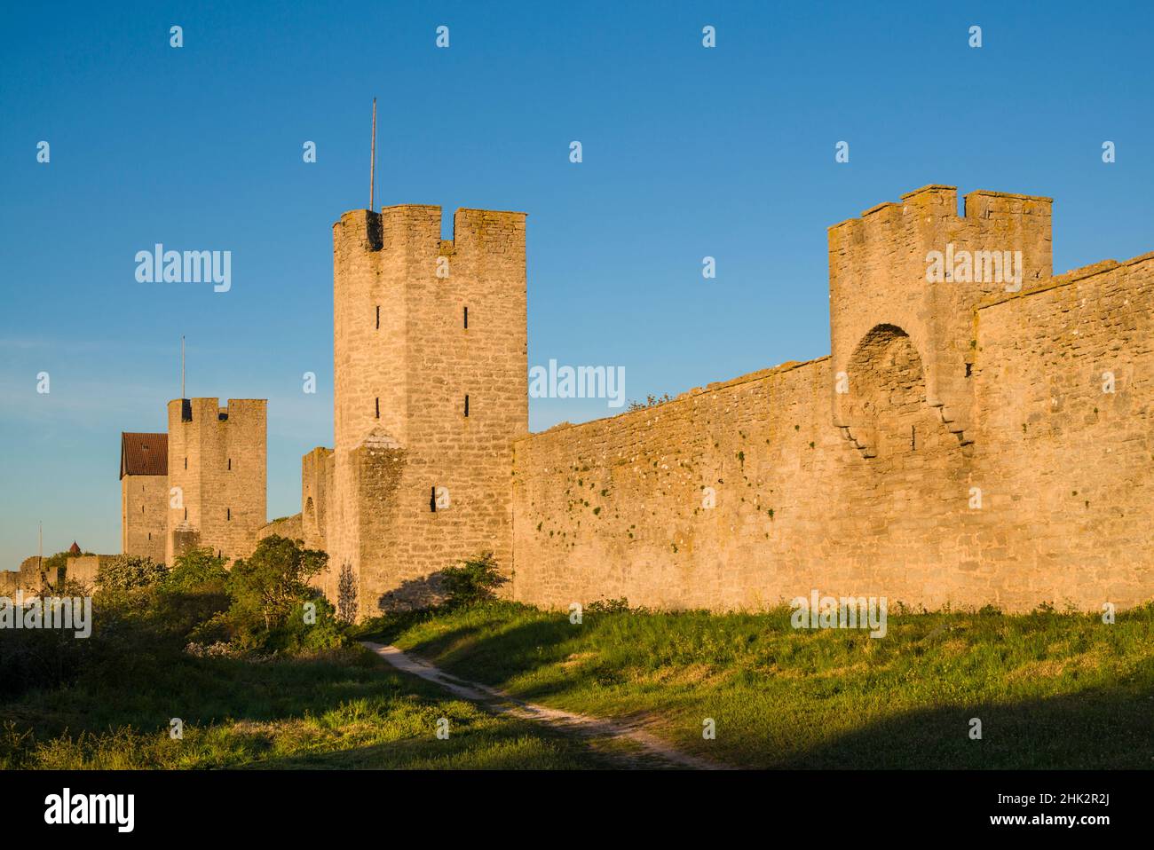 Suède, île de Gotland, Visby, mur de la ville du 12th siècle, mur de la ville médiévale le plus complet en Europe, l'aube Banque D'Images
