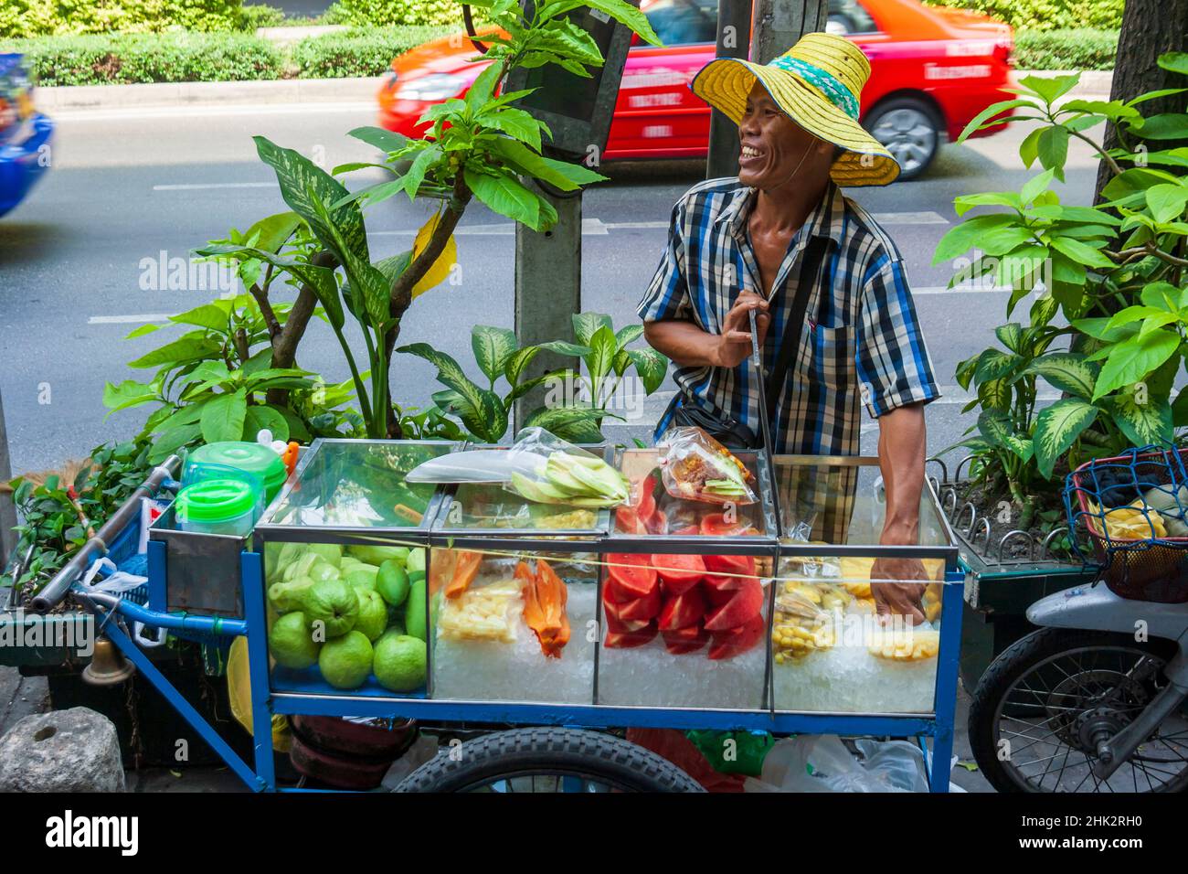 Thaïlande, Bangkok.Homme vendant des fruits à partir d'un chariot.(Usage éditorial uniquement) Banque D'Images