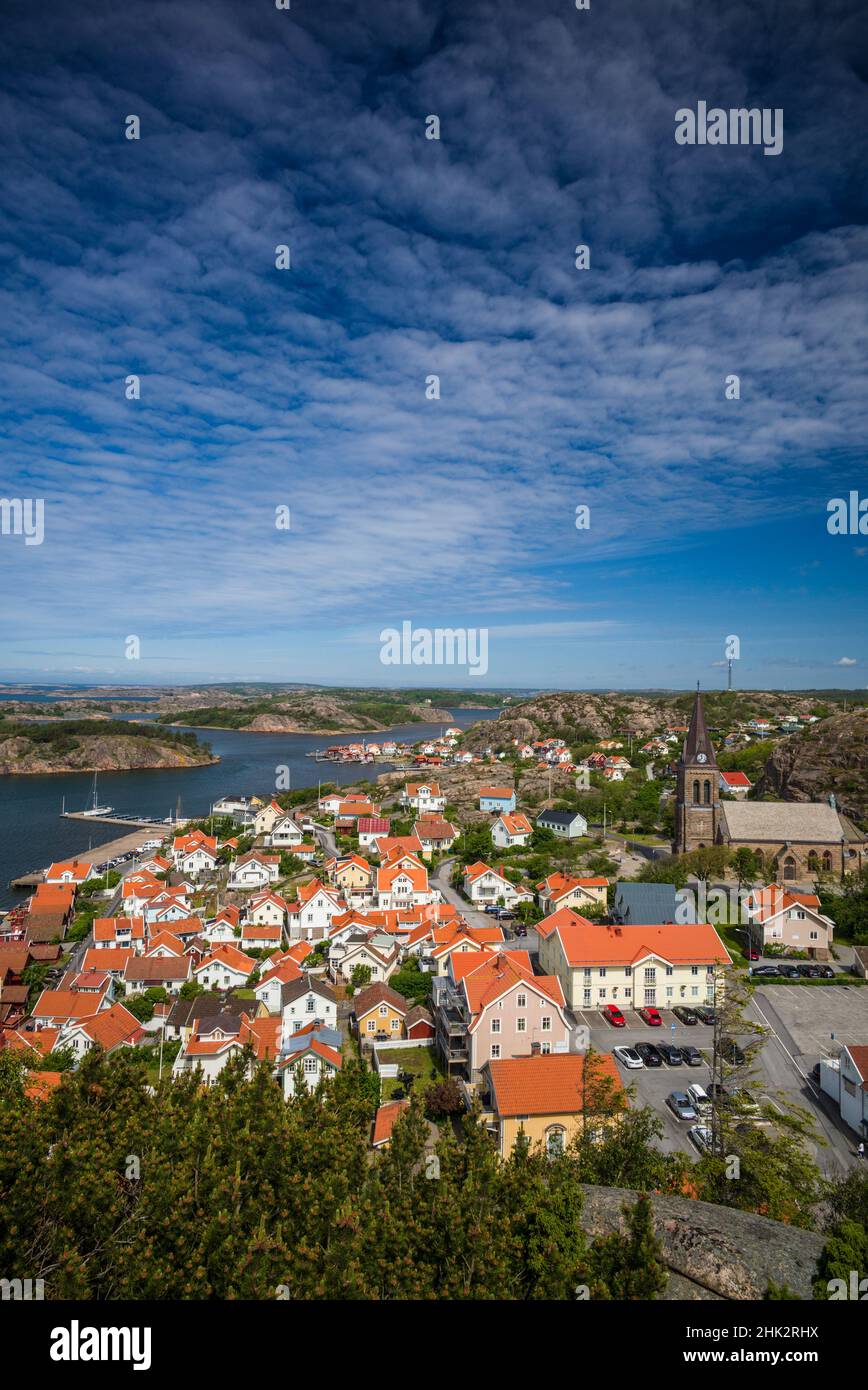 Suède, Bohuslan, Fjallbacka, vue élevée sur la ville depuis la falaise de Vetteberget Banque D'Images