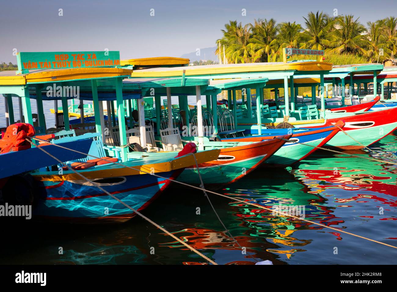 Vietnam.Bateaux de transport multicolores dans le port.Hoi an. Banque D'Images