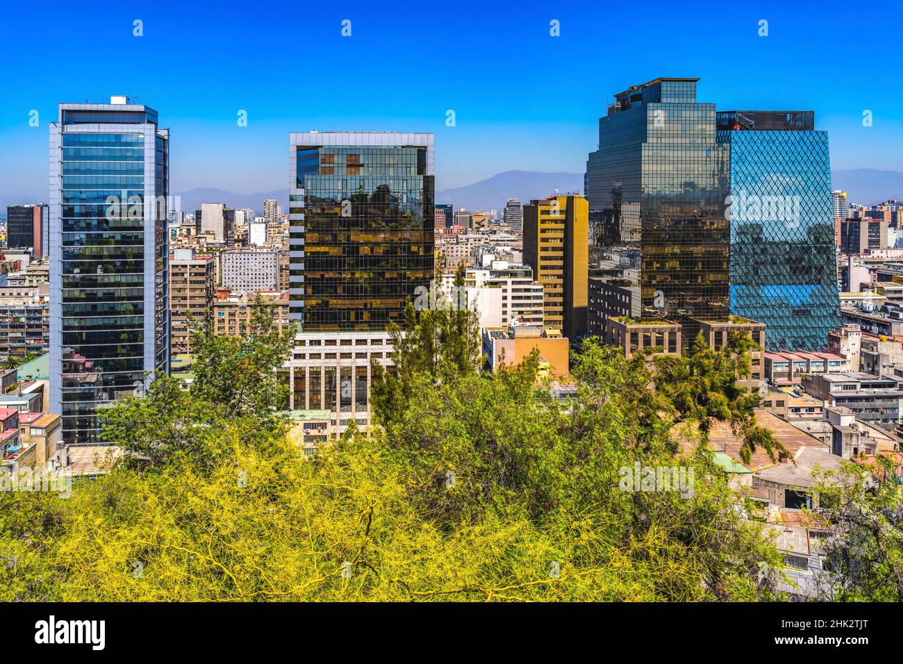 Bâtiments modernes et anciens vue d'ensemble des montagnes de l'autoroute Vitacura, Santiago, Chili Banque D'Images