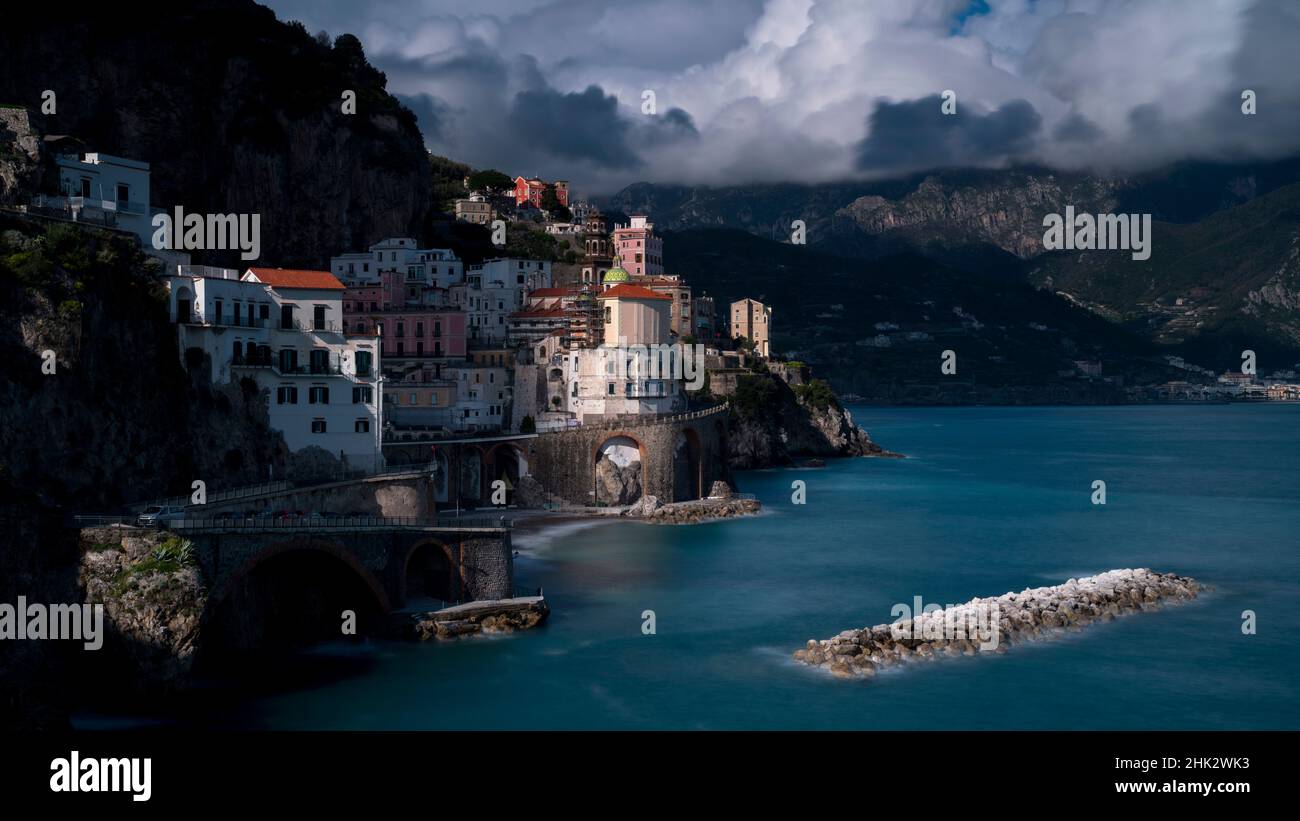 Europe, Italie, Atrani.Lever du soleil sur la ville et la côte amalfitaine. Banque D'Images