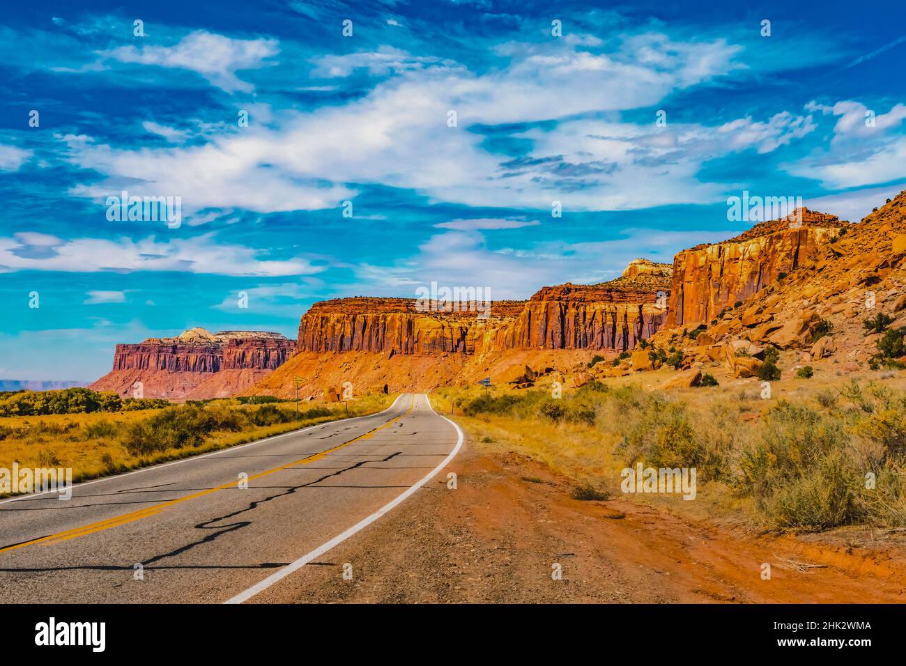 Coloré Cliffs, Highway 211, Parc national de Canyonlands, Needles District, Utah. Banque D'Images