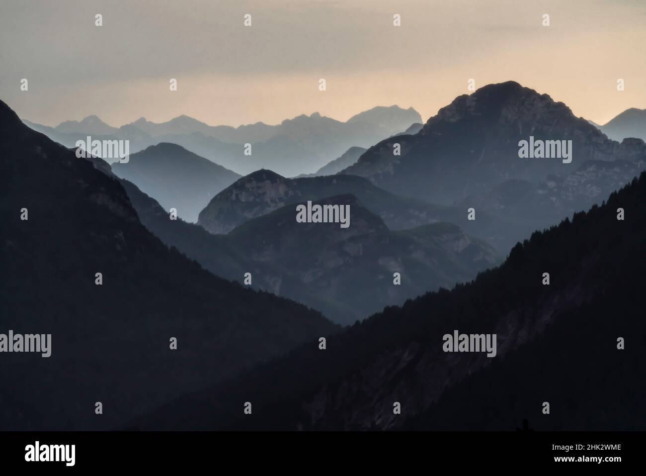 Europe, Italie, Friuli Venezia Giulia.La montagne de Monte Lussari au coucher du soleil. Banque D'Images