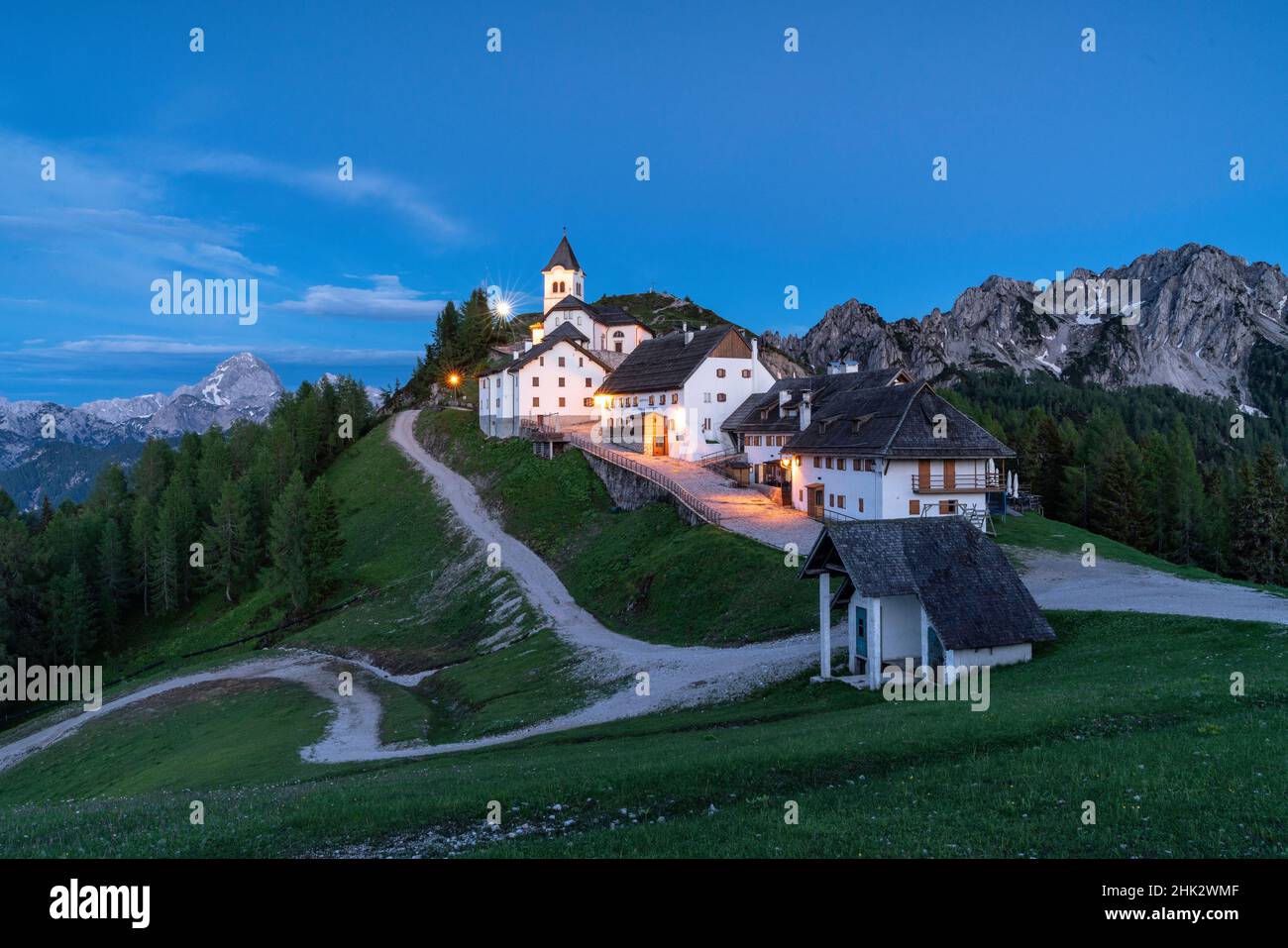 Europe, Italie, Tarvisio.Village de montagne au coucher du soleil. Banque D'Images