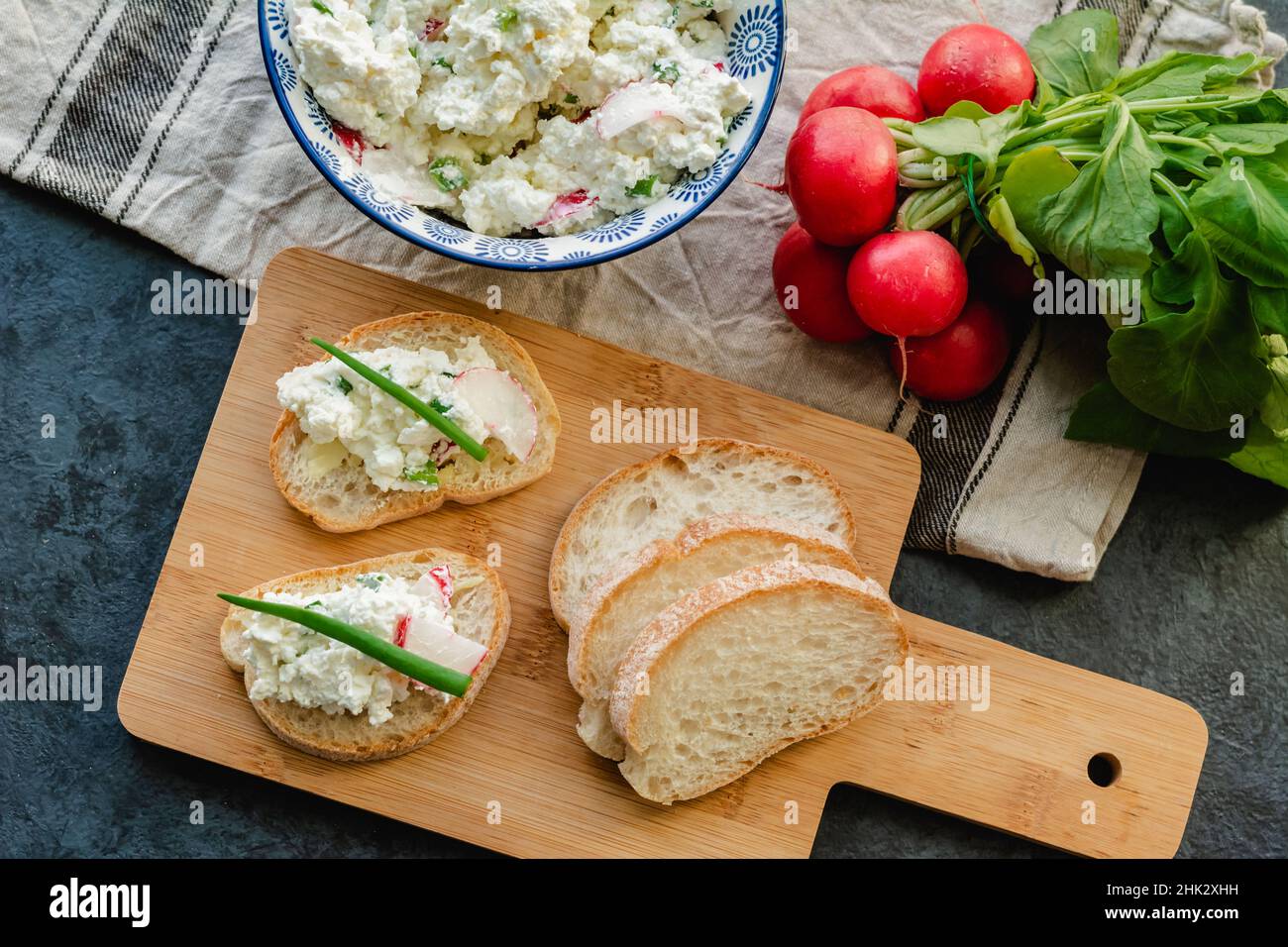 Sandwichs au fromage cottage pour un petit déjeuner sain Banque D'Images
