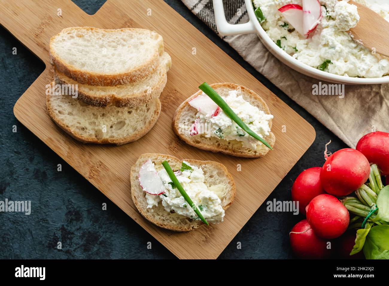 Sandwichs au fromage cottage pour un petit déjeuner sain Banque D'Images