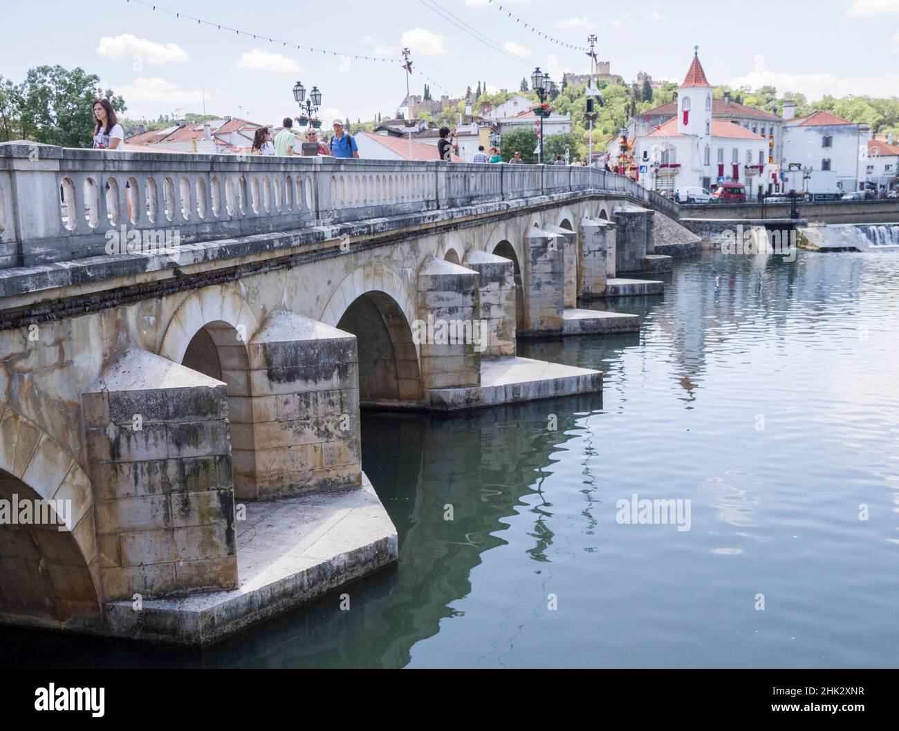 Portugal, Tomar.Pont le roi D. Manuel I dans la ville de Tomar, appelé le vieux pont par les habitants, traversant la rivière Nabao. Banque D'Images