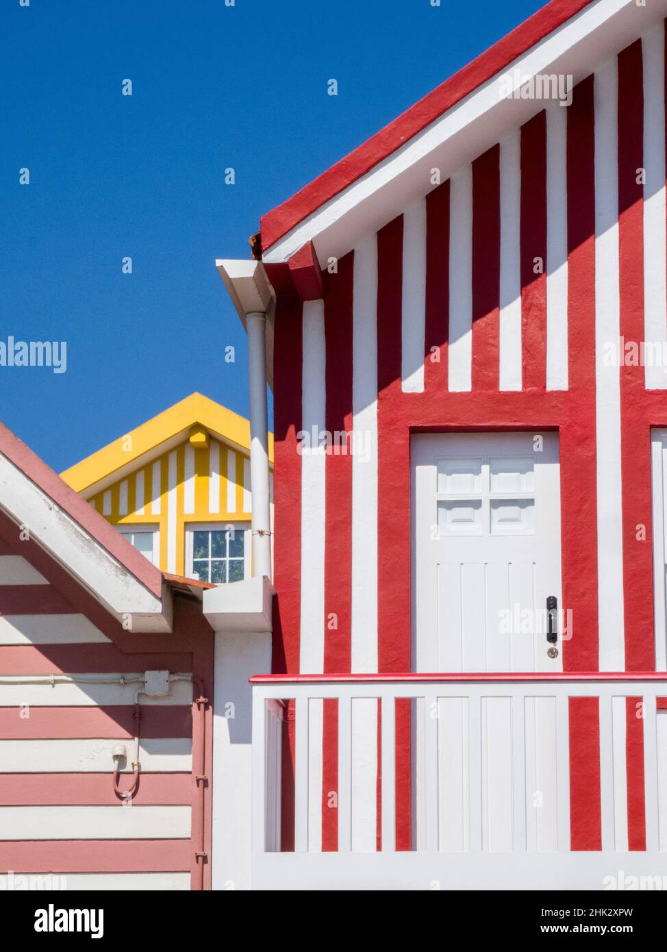 Portugal, Costa Nova.Chalets de vacances colorés dans le village côtier de la plage Costa Nova près de la ville d'Aveiro. Banque D'Images