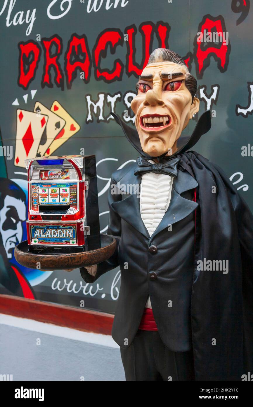 Sibiu, Transylvanie, Roumanie.Statue Dracula tenant une machine à sous. Banque D'Images