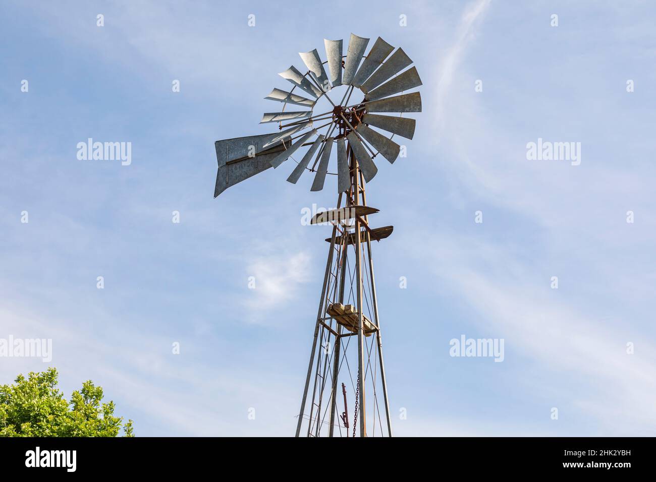 Castroville, Texas, États-Unis.Moulin à vent dans le Texas Hill Country. Banque D'Images