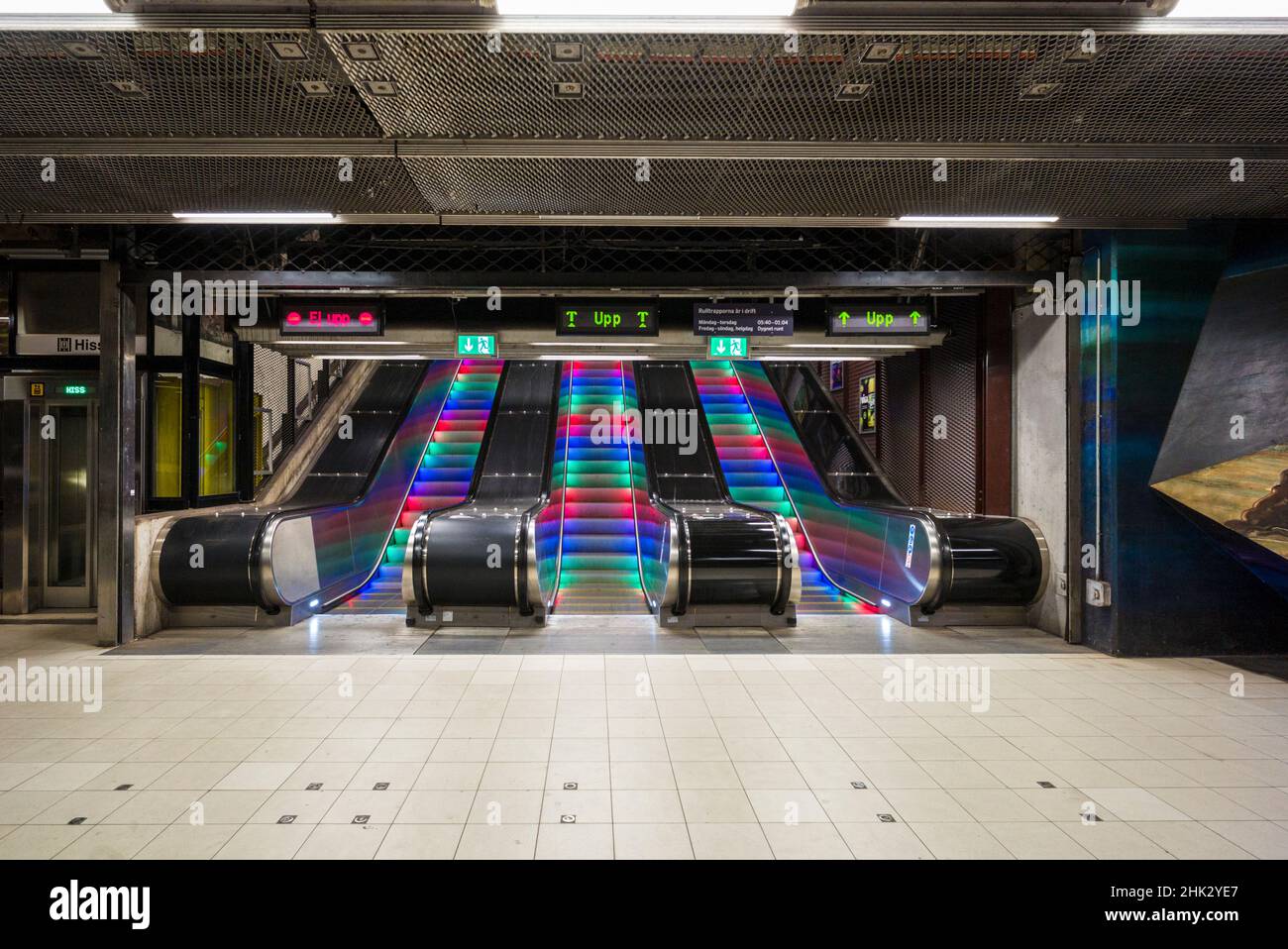 Suède, Stockholm, métro de Stockholm, station Tekniska Hogskolan, escalier roulant éclairé par des lumières colorées (usage éditorial uniquement) Banque D'Images