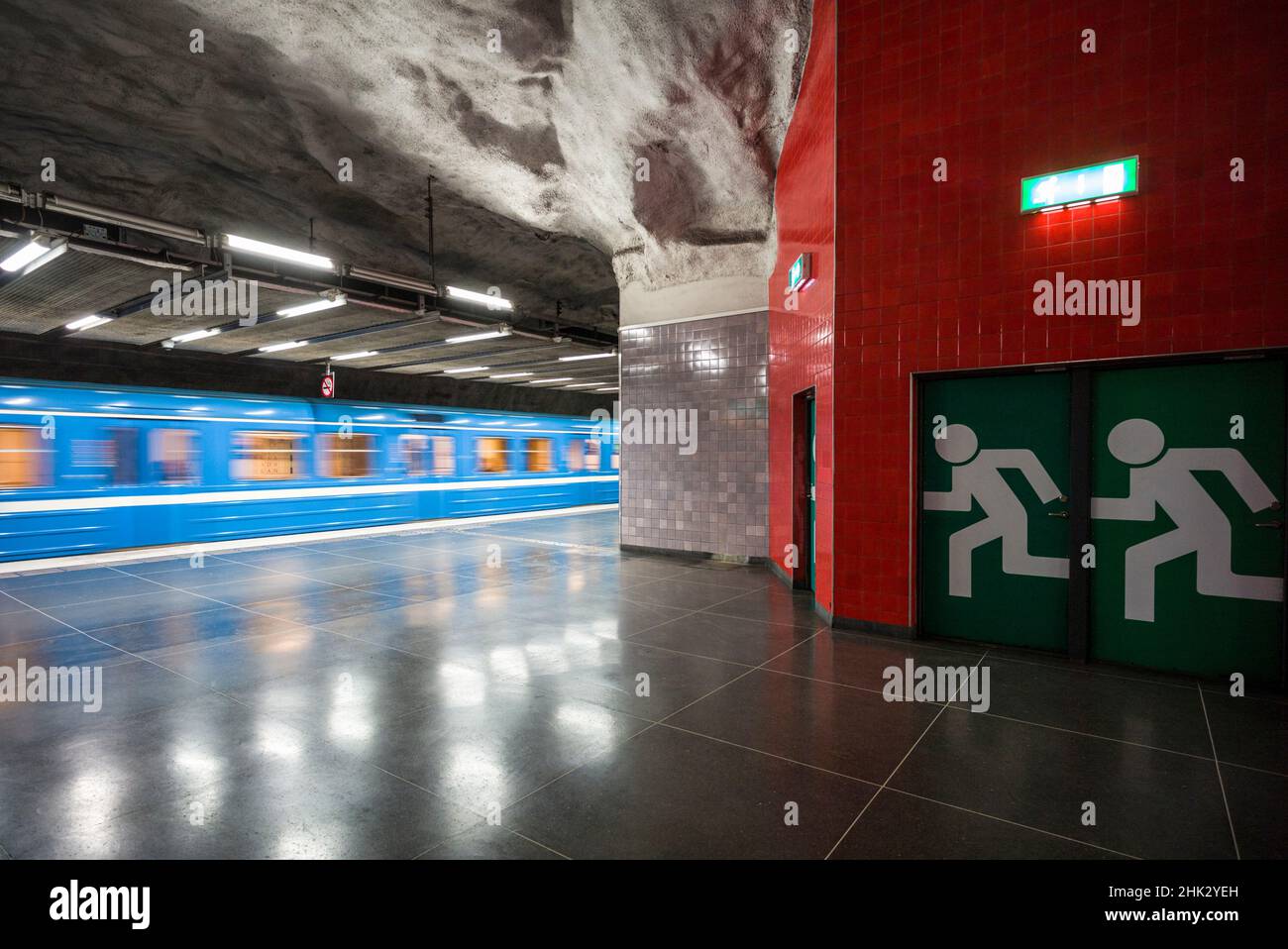 Suède, Stockholm, métro de Stockholm, station Universitetet, portes de sortie de secours (usage éditorial uniquement) Banque D'Images