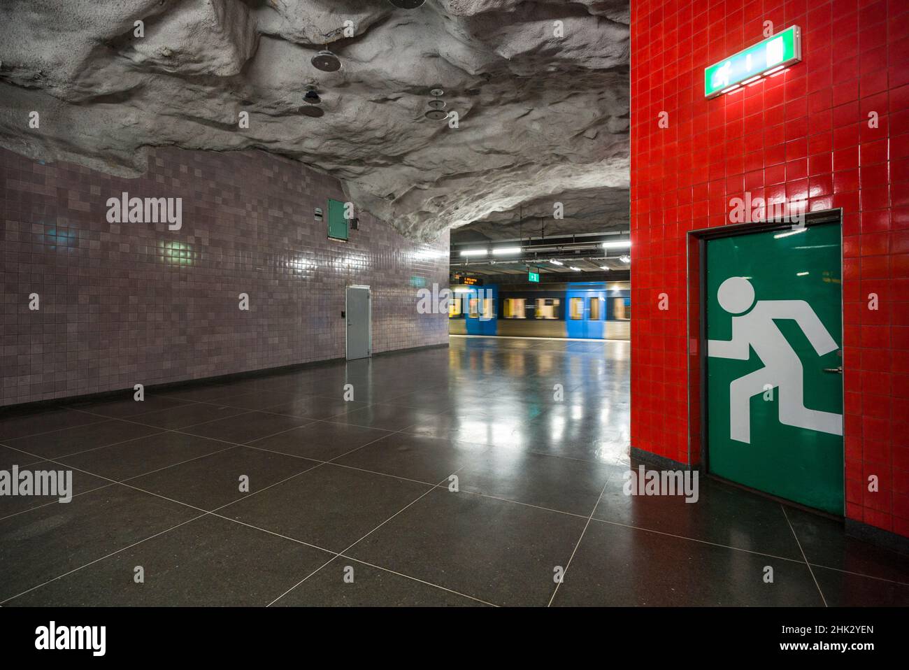Suède, Stockholm, métro de Stockholm, station Universitetet, portes de sortie de secours (usage éditorial uniquement) Banque D'Images