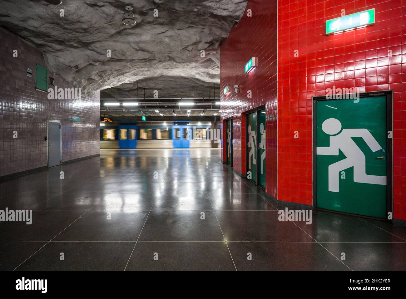 Suède, Stockholm, métro de Stockholm, station Universitetet, portes de sortie de secours (usage éditorial uniquement) Banque D'Images