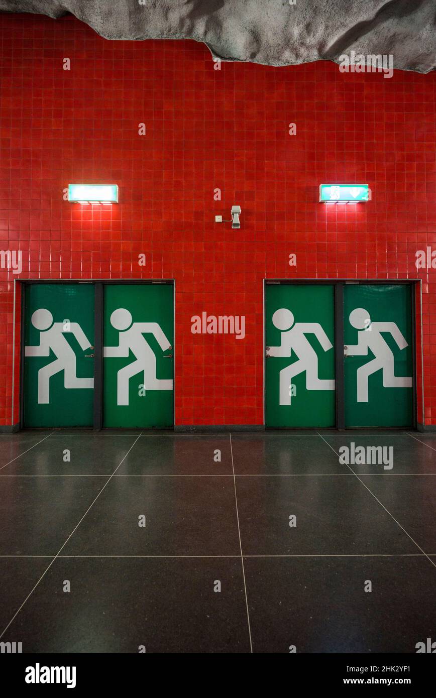 Suède, Stockholm, métro de Stockholm, station Universitetet, portes de sortie de secours (usage éditorial uniquement) Banque D'Images