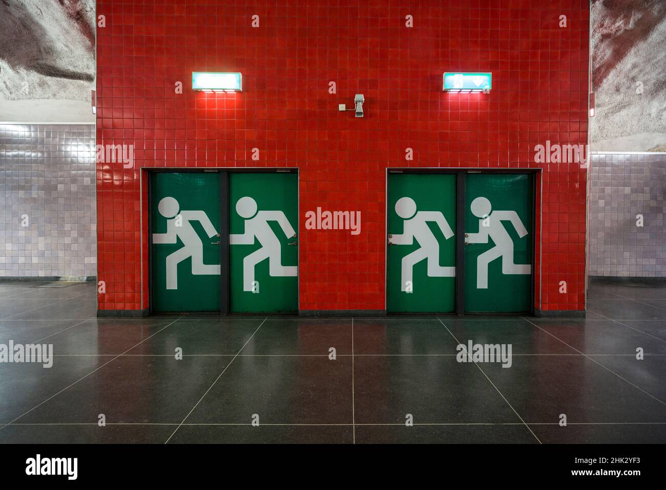 Suède, Stockholm, métro de Stockholm, station Universitetet, portes de sortie de secours (usage éditorial uniquement) Banque D'Images