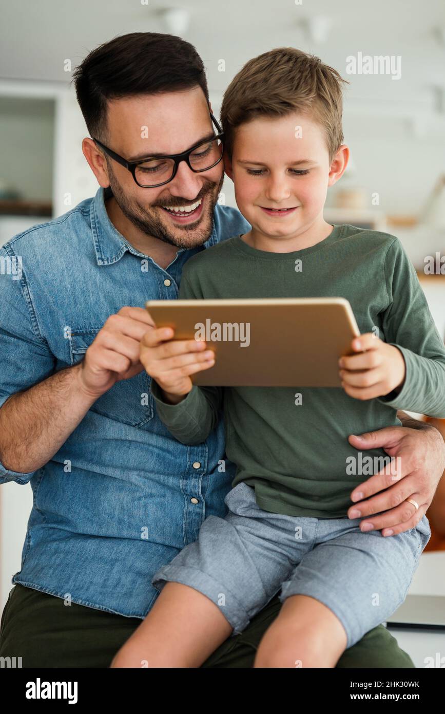 Père et enfant utilisant une tablette numérique pour l'e-learning.Concept enfant d'appareil numérique pour la maison de l'enseignement. Banque D'Images