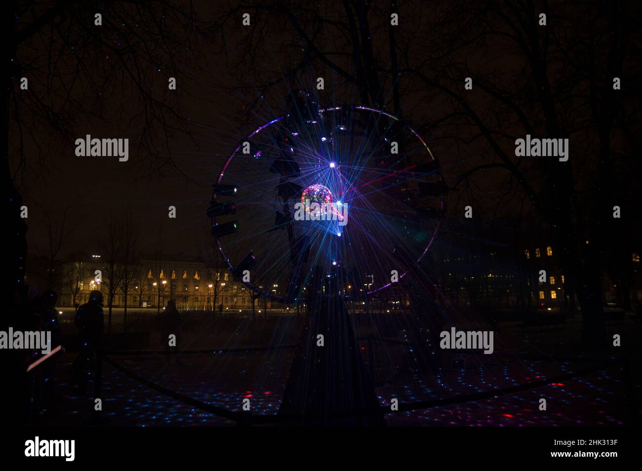 Vilnius, Lituanie - 28 janvier 2022 : le bal disco reflète les lumières de Lazer dans le parc au Festival de lumière de Vilnius.Installation de lumière colorée populaire à la fête la nuit.L'explosion de l'univers Banque D'Images